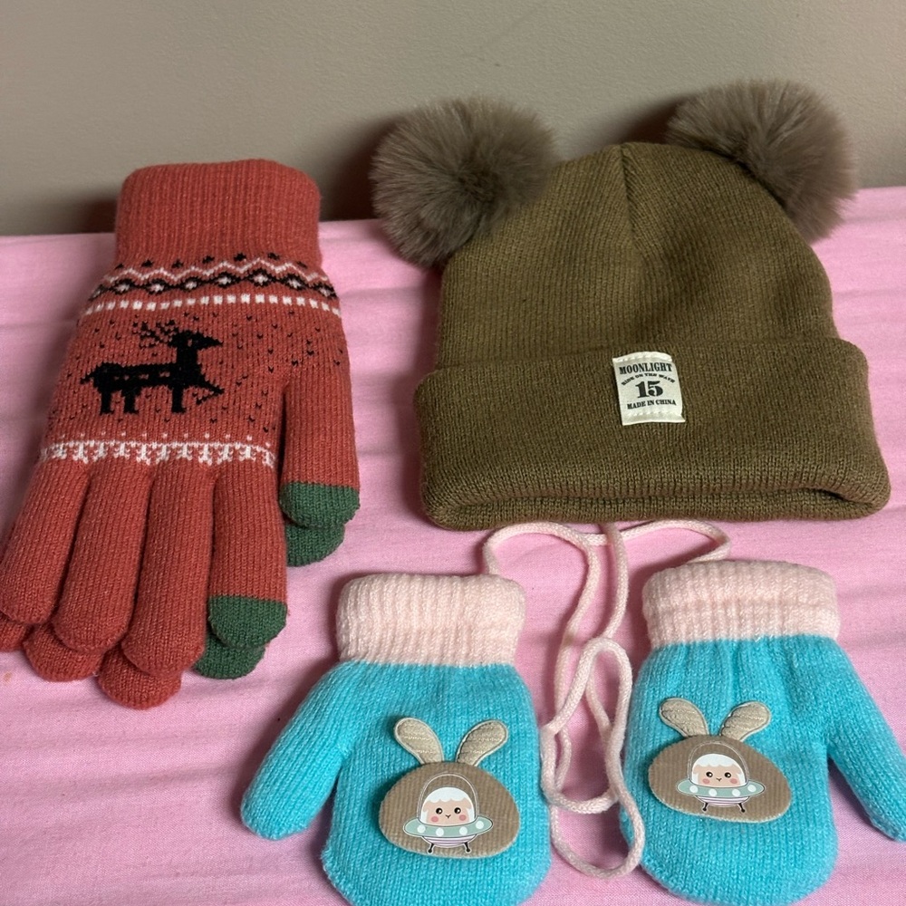 Brown Double Pom Pom Kids hat. Pink gloves is for adult